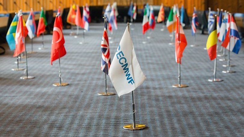 Flaggen des EZMW und zahlreicher europäischer Länder auf einem Konferenztisch Flaggen des EZMW und zahlreicher europäischer Länder auf einem Konferenztisch
