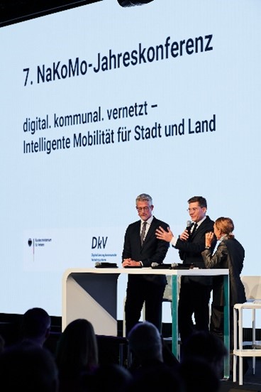 Bühnenvortrag auf der 7. NaKoMo-Jahreskonferenz „digital. kommunal. vernetzt – Intelligente Mobilität für Stadt und Land“ Bühnenvortrag auf der 7. NaKoMo-Jahreskonferenz „digital. kommunal. vernetzt – Intelligente Mobilität für Stadt und Land“