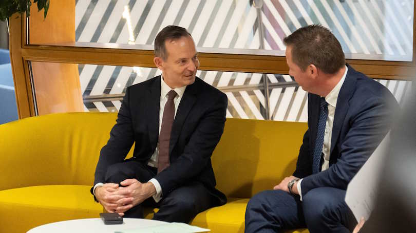 Volker Wissing im Gespräch mit dem dänischen Verkehrsminister Thomas Danielsen am Rande des EU-Verkehrsministertreffens in Brüssel. Volker Wissing im Gespräch mit dem dänischen Verkehrsminister Thomas Danielsen am Rande des EU-Verkehrsministertreffens in Brüssel.