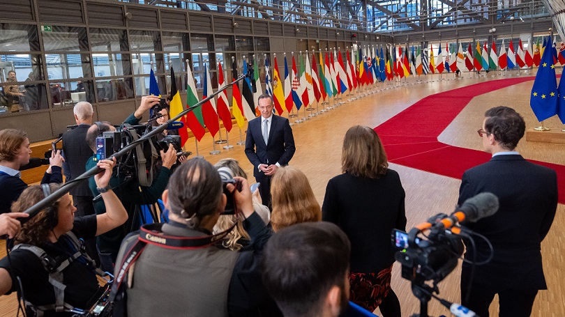 Volker Wissing beim Treffen der EU-Minister für Telekommunikation, im Hintergrund sieht man verschiedene Flaggen, Wissing spricht zu Medienvertreterinnen und -vertretern. Volker Wissing beim Treffen der EU-Minister für Telekommunikation, im Hintergrund sieht man verschiedene Flaggen, Wissing spricht zu Medienvertreterinnen und -vertretern.