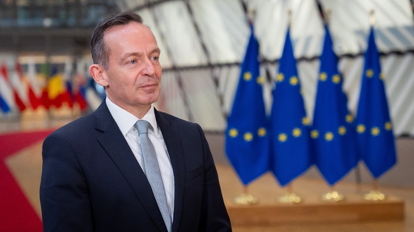Volker Wissing beim Treffen der EU-Minister für Telekommunikation, im Hintergrund sieht man Flaggen der EU. Volker Wissing beim Treffen der EU-Minister für Telekommunikation, im Hintergrund sieht man Flaggen der EU.