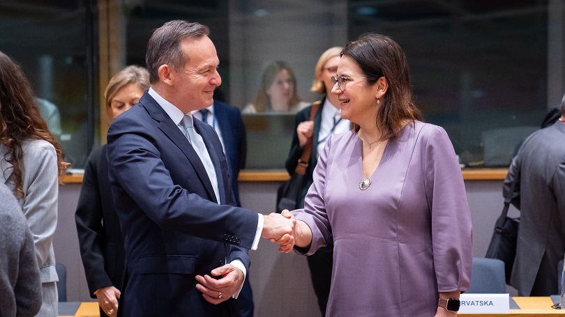 Volker Wissing schüttelt Liisa-Ly Pakosta, Ministerin für Digitales und Justiz aus Estland, die Hand. Volker Wissing schüttelt Liisa-Ly Pakosta, Ministerin für Digitales und Justiz aus Estland, die Hand.