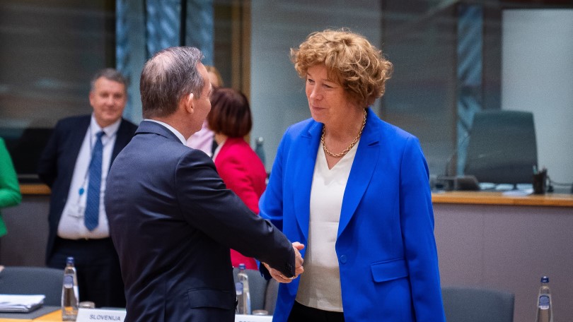 Volker Wissing schüttelt der belgischen Vizepremierministerin und Ministerin für Telekommunikation am Rande des Treffens der EU-Minister in Brüssel die Hand. Volker Wissing schüttelt der belgischen Vizepremierministerin und Ministerin für Telekommunikation am Rande des Treffens der EU-Minister in Brüssel die Hand.