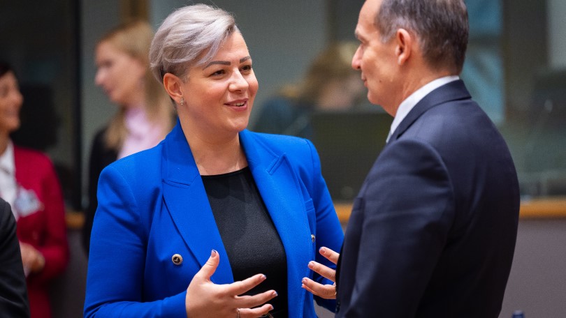 Volker Wissing im Gespräch mit Aida Kamisalic Latific Staatssekretärin im slowenischen Ministerium für digitale Transformation. Volker Wissing im Gespräch mit Aida Kamisalic Latific Staatssekretärin im slowenischen Ministerium für digitale Transformation.
