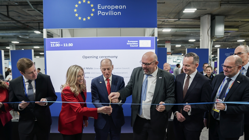 Jean-David Malo, Direktor des European Innovation Council, zerschneidet zur Eröffnung des Europäischen Pavillons ein Band. Neben ihm stehen Gary Shapiro, CEO der Consumer Technology Association, und Volker Wissing. Jean-David Malo, Direktor des European Innovation Council, zerschneidet zur Eröffnung des Europäischen Pavillons ein Band. Neben ihm stehen Gary Shapiro, CEO der Consumer Technology Association, und Volker Wissing.