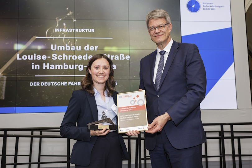 Patrick Schnieder überreicht die Auszeichnung in der Kategorie Infrastruktur. Patrick Schnieder überreicht die Auszeichnung in der Kategorie Infrastruktur.