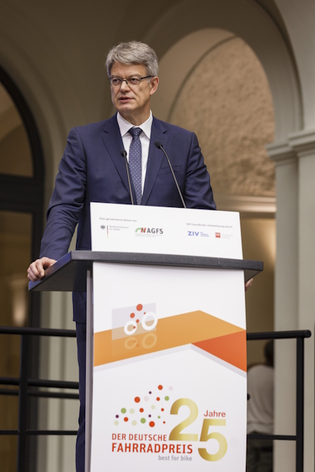 Patrick Schnieder spricht am Rednerpult auf der Bühne Patrick Schnieder spricht am Rednerpult auf der Bühne