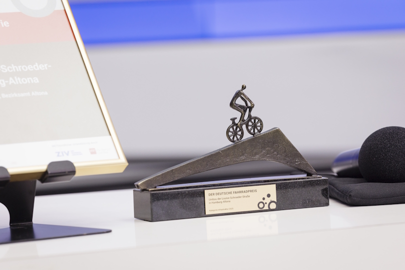 Die Trophäe des Deutschen Fahrradpreises steht auf einem Tisch. Die Trophäe des Deutschen Fahrradpreises steht auf einem Tisch.
