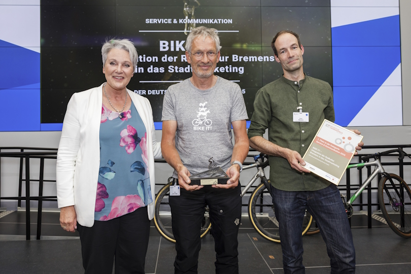 Gruppenfoto bei der Preisverleihungen für die Initiative BIKE IT! Gruppenfoto bei der Preisverleihungen für die Initiative BIKE IT!