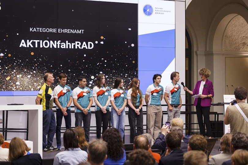 Preiträgerinnen und Preisträger der Initiative „AKTIONfahrRAD“ auf der Bühne Preiträgerinnen und Preisträger der Initiative „AKTIONfahrRAD“ auf der Bühne