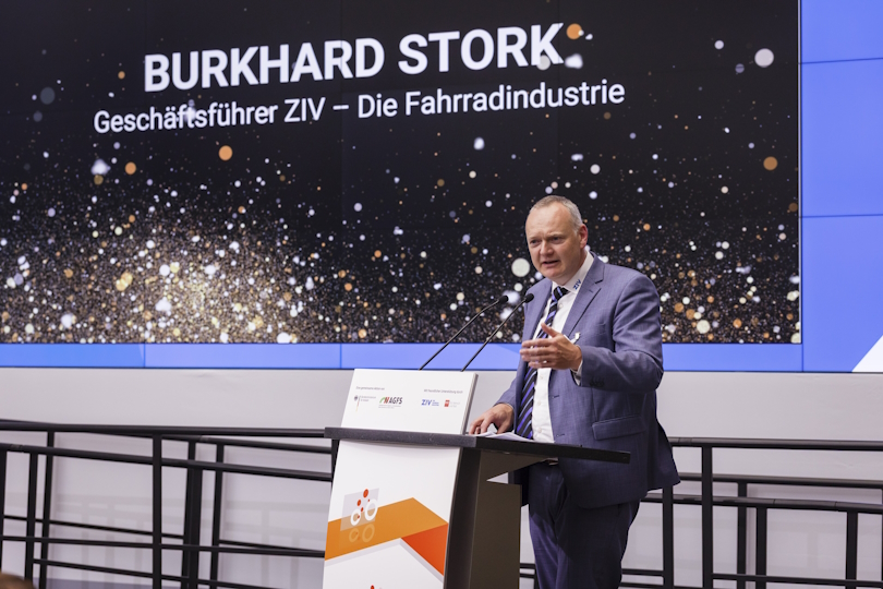 Ein Redner spricht auf der Bühne. Ein Redner spricht auf der Bühne.