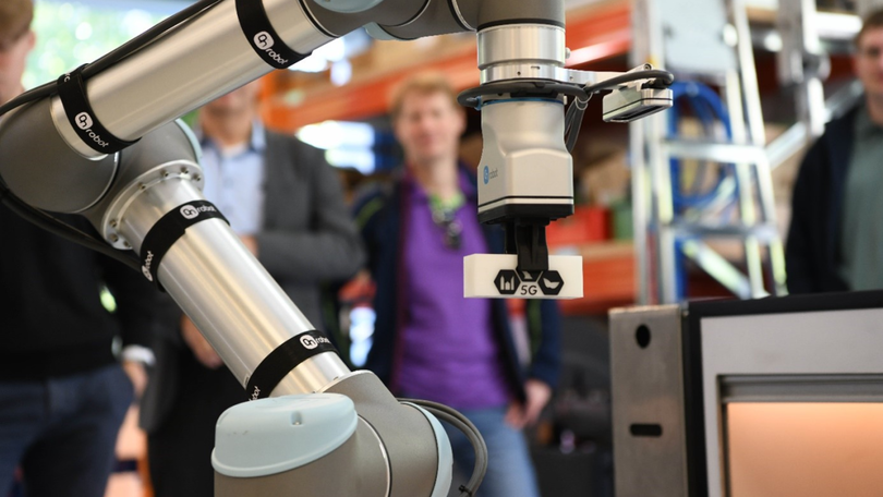 Kooperierende Roboter kommunizieren über 5G Kooperierende Roboter kommunizieren über 5G