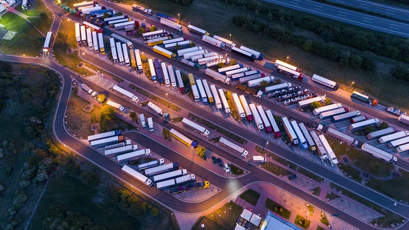 PAHA - Machbarkeitsstudie zur Harmonisierung von Lkw-Parkstandsbelegungen durch vernetzte modell-prädiktive Regelungssysteme auf Basis von V2X-Technologien PAHA - Machbarkeitsstudie zur Harmonisierung von Lkw-Parkstandsbelegungen durch vernetzte modell-prädiktive Regelungssysteme auf Basis von V2X-Technologien
