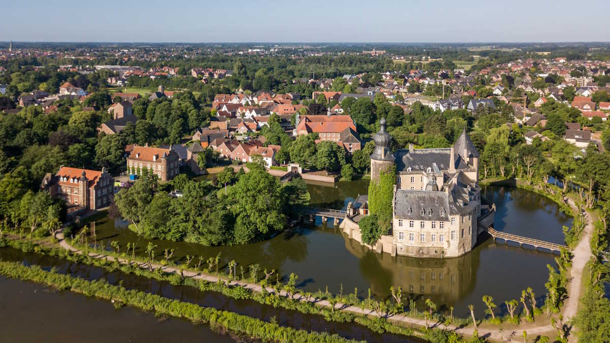 Luftaufnahme der Burg Gemen in Borken, Nordrhein-Westfalen Luftaufnahme der Burg Gemen in Borken, Nordrhein-Westfalen
