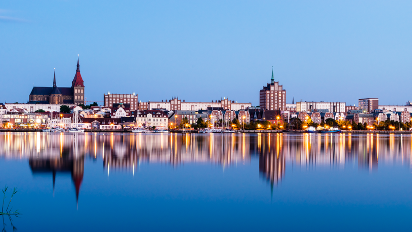 Rostock am Abend, Stadtkulisse spiegelt sich im Wasser Rostock am Abend, Stadtkulisse spiegelt sich im Wasser