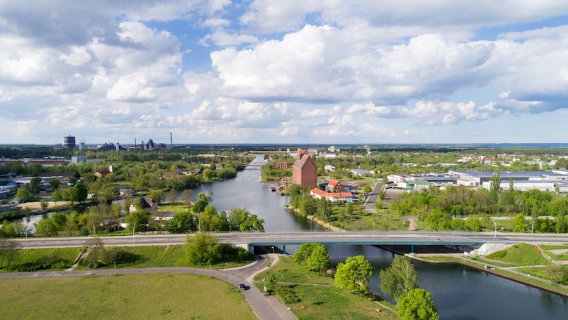 Eisenhuettenstadt mit Getreidespeicher, Kanalbruecke und Stahlwerk, Oder-Spree-Kanal, Luftaufnahme, Wasserstrasse, Brandenburg, Deutschland Eisenhuettenstadt mit Getreidespeicher, Kanalbruecke und Stahlwerk, Oder-Spree-Kanal, Luftaufnahme, Wasserstrasse, Brandenburg, Deutschland