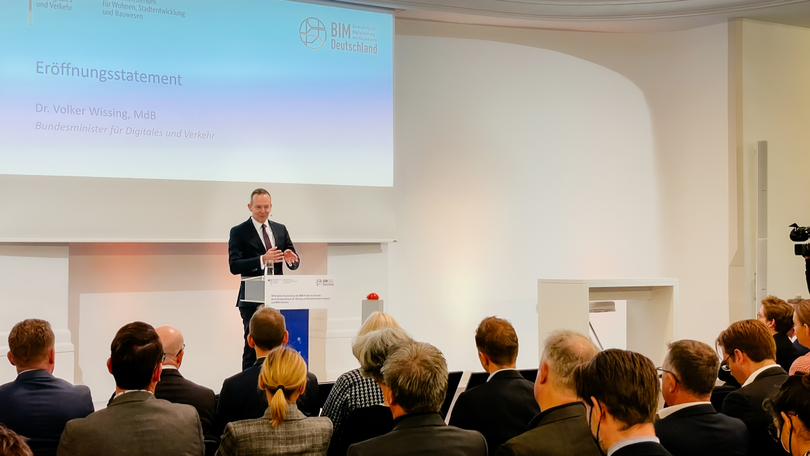 Volker Wissing am Podium gibt das Eröffnungsstatement zum BIM-Portal Volker Wissing am Podium gibt das Eröffnungsstatement zum BIM-Portal
