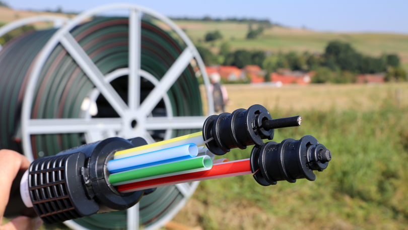 Symbolfoto zum Thema Breitbandausbau mit Modell eines Breitbandkabels Symbolfoto zum Thema Breitbandausbau mit Modell eines Breitbandkabels