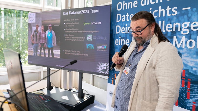 Jörg Osarek präsentiert die KI, die Biotope findet. Im Hintergrund stellt sich das Team Bio.KI.S.S. per Foto vor Jörg Osarek präsentiert die KI, die Biotope findet. Im Hintergrund stellt sich das Team Bio.KI.S.S. per Foto vor