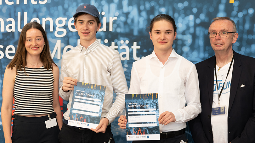 Jurymitglied Lena Weirauch und Rudolf Boll aus dem BMDV (rechts) gratulieren Ferdinand Duschka (zweiter von links) und Michael Bartmann Jurymitglied Lena Weirauch und Rudolf Boll aus dem BMDV (rechts) gratulieren Ferdinand Duschka (zweiter von links) und Michael Bartmann