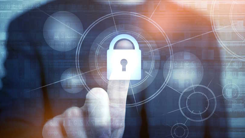 Eine Person drückt mit dem Zeigefinger auf ein Vorhängeschloss-Icon auf einer transparenten Fläche. Eine Person drückt mit dem Zeigefinger auf ein Vorhängeschloss-Icon auf einer transparenten Fläche.