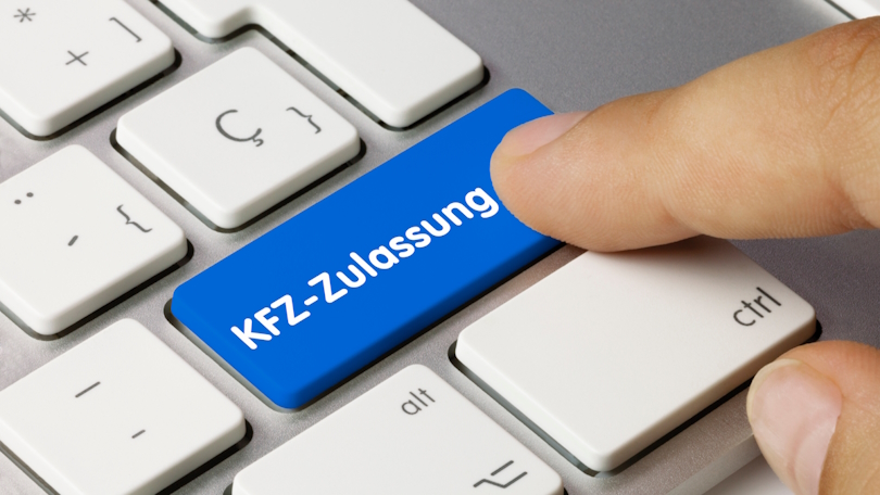 Ein menschlicher Finger drückt auf einer Tastatur eine Taste mit der Aufschrift "Kfz-Zulassung". Ein menschlicher Finger drückt auf einer Tastatur eine Taste mit der Aufschrift "Kfz-Zulassung".