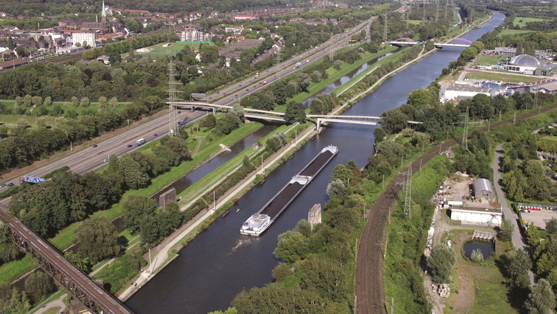 Landschaftsfoto von oben gesehen. Schiff fährt auf einem Fluss Landschaftsfoto von oben gesehen. Schiff fährt auf einem Fluss