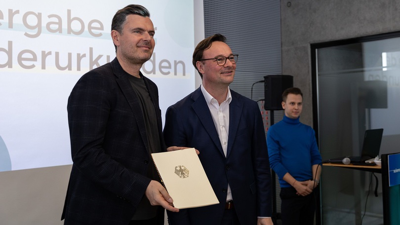 Oliver Luksic übergibt den Förderbescheid Oliver Luksic übergibt den Förderbescheid