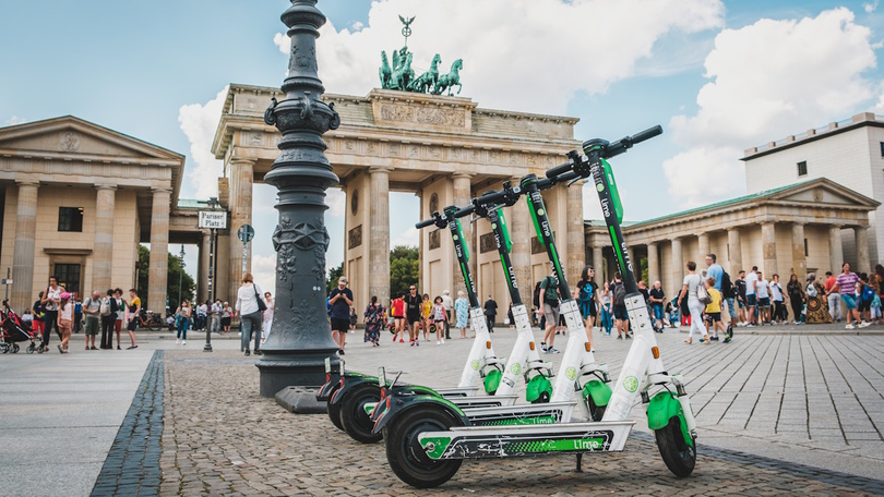 e-Scooter des Anbieters Lime parken in einer Reihe vor dem Brandenburger Tor in Berlin e-Scooter des Anbieters Lime parken in einer Reihe vor dem Brandenburger Tor in Berlin