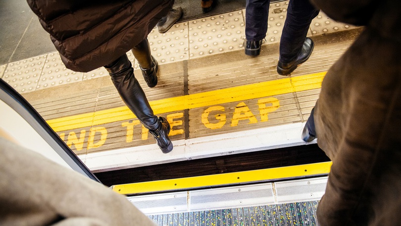 Abbildung eines U-Bahnausstiegs mit dem Schriftzug "The Gap" Abbildung eines U-Bahnausstiegs mit dem Schriftzug "The Gap"