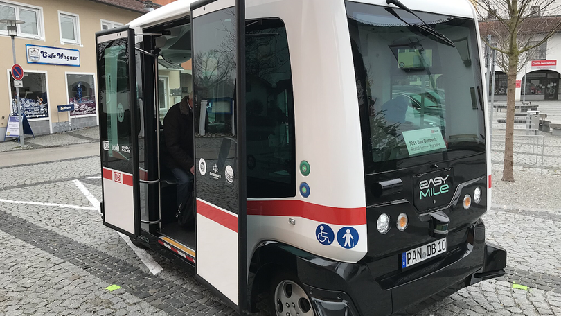 Abbildung eines autonom fahrenden Kleinbusses Abbildung eines autonom fahrenden Kleinbusses