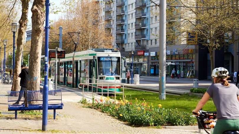 Urbane Verkehrssituation mit öffentlichen Verkehrsmitteln und Radverkehr Urbane Verkehrssituation mit öffentlichen Verkehrsmitteln und Radverkehr