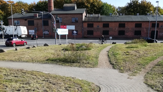 Zum Artikel verschiedene wege im hintergrund eine kreuzung