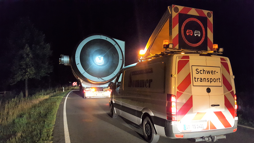 Schwertransport mit großer Last und vielen Achsen Schwertransport mit großer Last und vielen Achsen