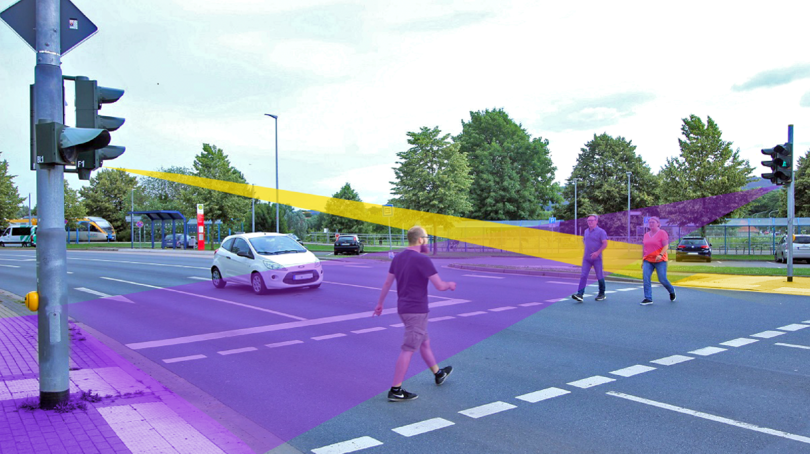 Fußgänger überqueren eine Straße an einer Zughaltestelle Fußgänger überqueren eine Straße an einer Zughaltestelle