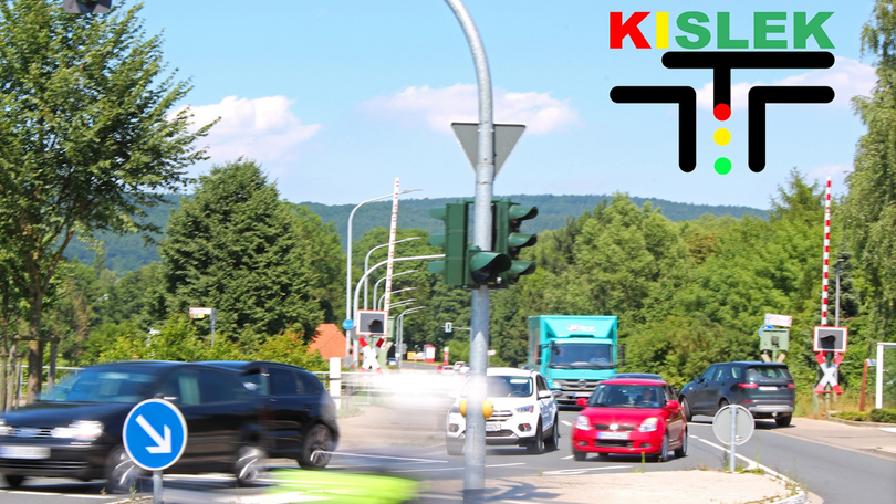 Fahrende Autos auf einer Kreuzung Fahrende Autos auf einer Kreuzung