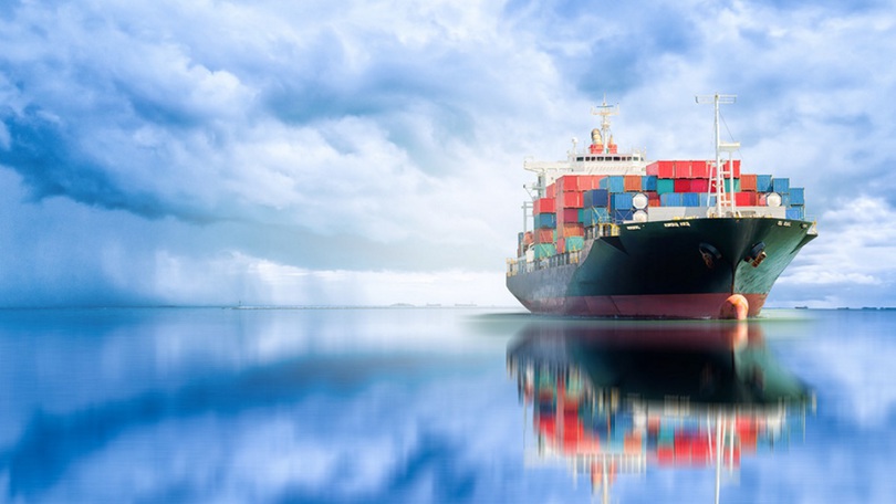 Containerschiff auf offener See (Quelle: Fotolia/enanuchit) Containerschiff auf offener See (Quelle: Fotolia/enanuchit)