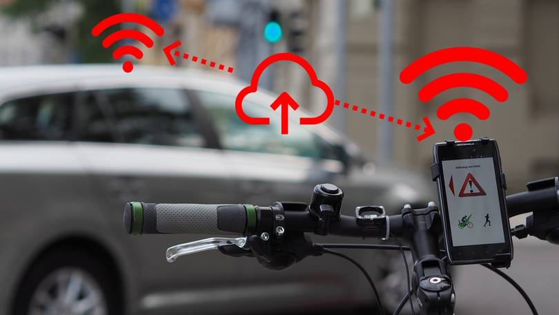 Anwendungsbeispiel von MobiCell – Warnmeldung an Radfahrer vor abbiegendem Fahrzeug per Smartphone, V2X und Cloud Anwendungsbeispiel von MobiCell – Warnmeldung an Radfahrer vor abbiegendem Fahrzeug per Smartphone, V2X und Cloud