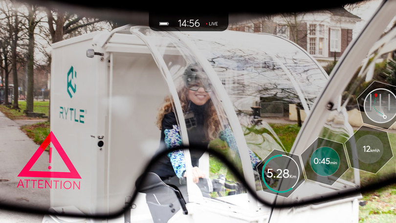 Sicht durch digitale Brille auf Frau auf Transportfahrrad Sicht durch digitale Brille auf Frau auf Transportfahrrad