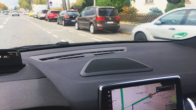 Blick aus dem pkw mit Navigation Blick aus dem pkw mit Navigation