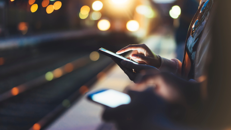 Mehrere Personen bedienen jeweils ein Smartphone Mehrere Personen bedienen jeweils ein Smartphone
