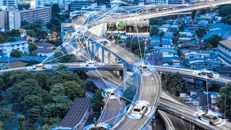 Smarte Fahrzeuge sind unterwegs in einer futuristischen Stadt und durch Linien miteinander vernetzt. Smarte Fahrzeuge sind unterwegs in einer futuristischen Stadt und durch Linien miteinander vernetzt.
