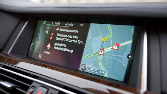 Navigationsgerät im Auto Navigationsgerät im Auto