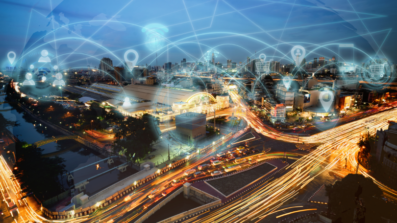 Visualisierung einer vernetzten Stadt bei Nacht Visualisierung einer vernetzten Stadt bei Nacht