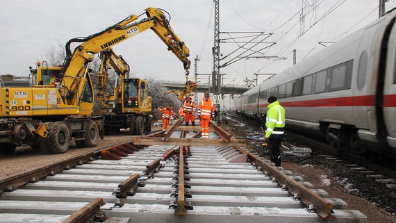 Bauarbeiter arbeiten an einem Gleisbett Bauarbeiter arbeiten an einem Gleisbett