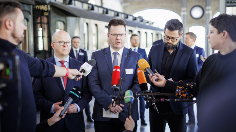 Personen in einem Bahnhof bei einem Interview Personen in einem Bahnhof bei einem Interview