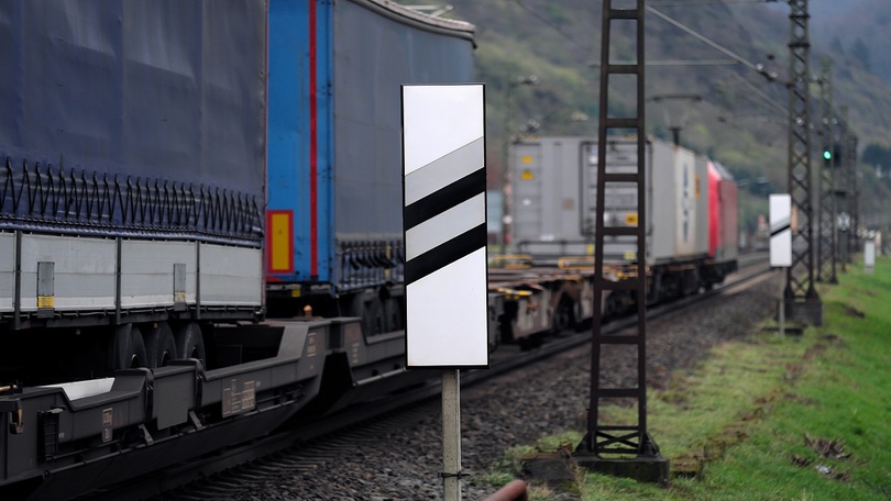 Ein Sattelzug auf einen Güterwagen Ein Sattelzug auf einen Güterwagen
