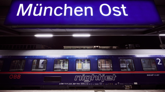 Ein Nightjet am Bahnhof München Ost beim Start der neuen Nachtzugverbindung Wien – München – Paris. Ein Nightjet am Bahnhof München Ost beim Start der neuen Nachtzugverbindung Wien – München – Paris.
