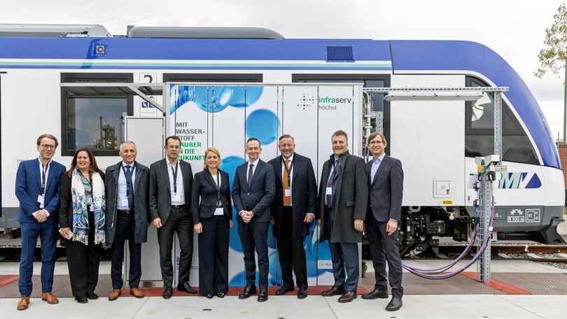 Gruppenfoto vor einem Wasserstoffzug Gruppenfoto vor einem Wasserstoffzug