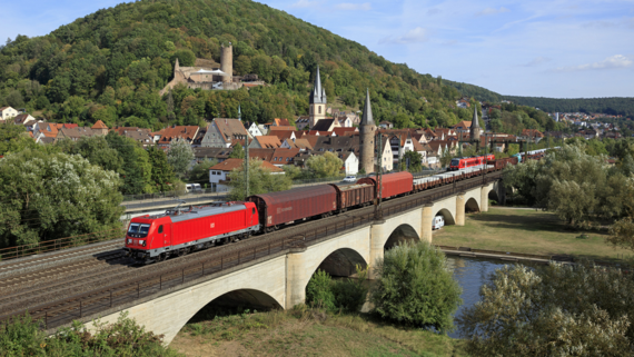 Zug auf einer Brücke Zug auf einer Brücke